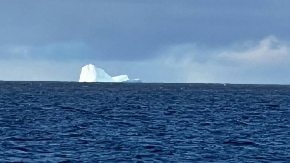 El iceberg que fue divisado cerca de la costa de Ushuaia. Foto: Prefectura.