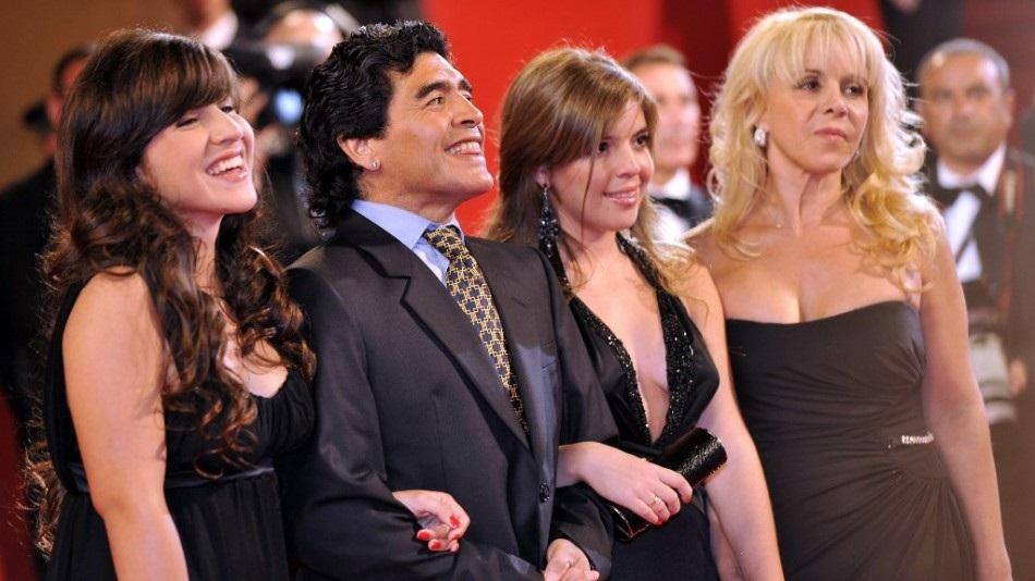 Diego Maradona junto a Claudia Villafañe, Dalma y Gianinna.
