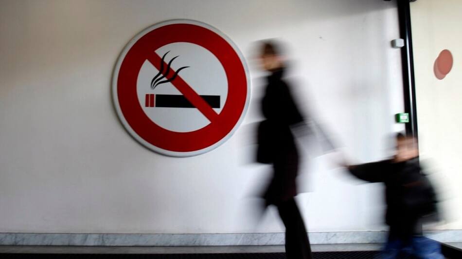 La OMS pide a los gobiernos proteger a los jóvenes del tabaco y los cigarrillos electrónicos. Foto: Reuters.