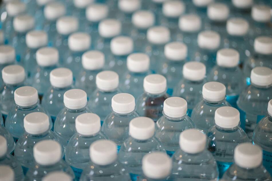 Agua embotellada, microplásticos. Foto Unsplash