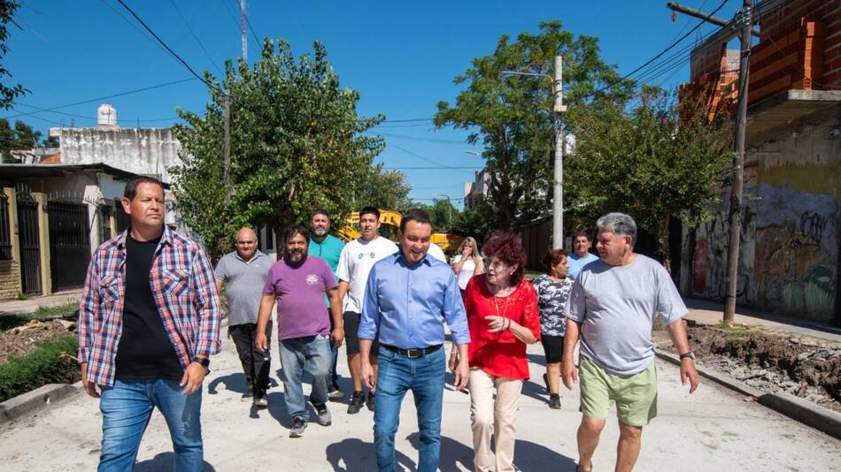 Andrés Watson supervisó los avances en las labores de pavimentación en San Eduardo