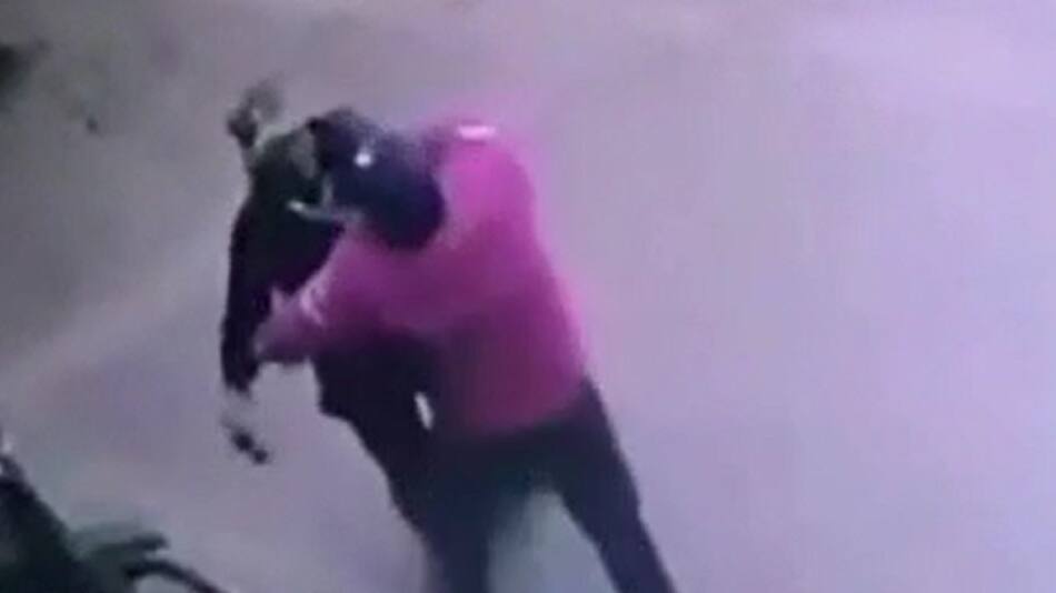 Violenta discusión entre un playero y un cliente. Foto: captura video.