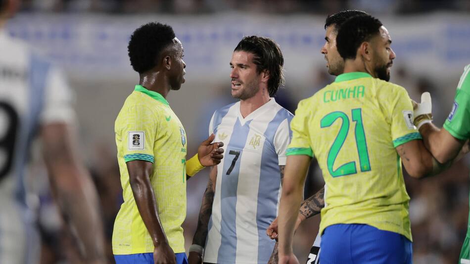 Rodrigo De Paul en el Argentina - Brasil por Eliminatorias. Foto: EFE.