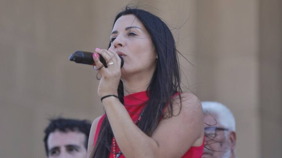 Leda, la mujer que cura con la imposición de manos. Foto X.