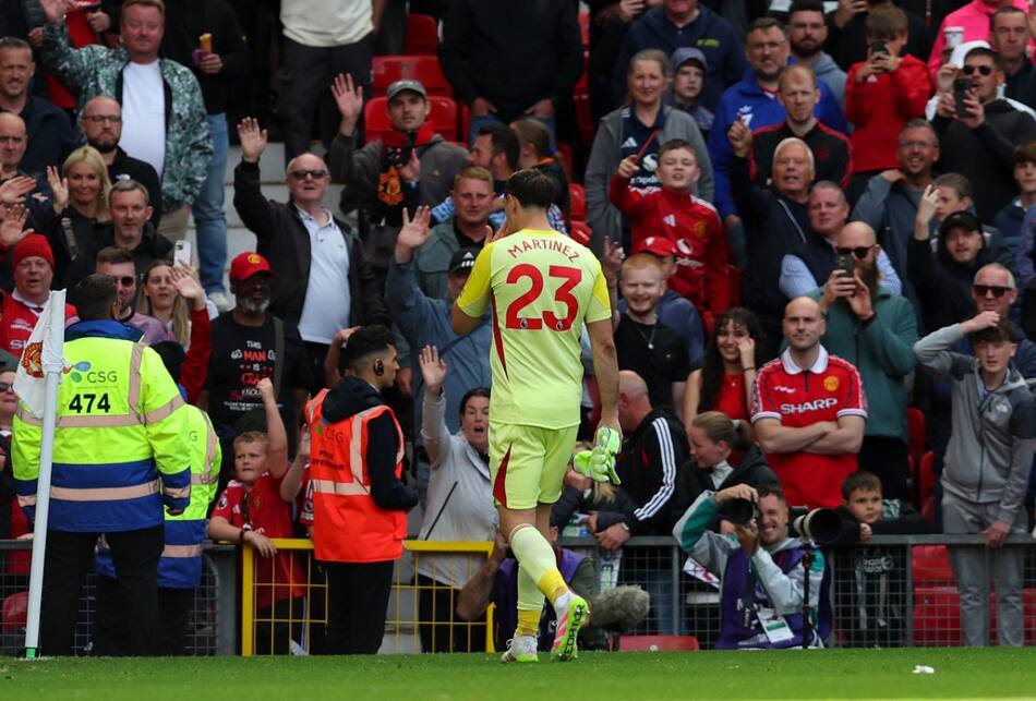 Emiliano "Dibu" Martínez fue expulsado ante Manchester United. Foto: Reuters (Craig Brough)