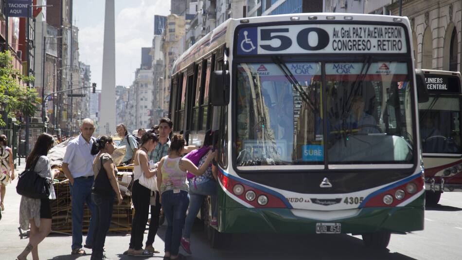 Las autoridades del transporte público incrementaron la cantidad de unidades que circulan en las principales rutas. Foto: NA/Damian Dopacio.