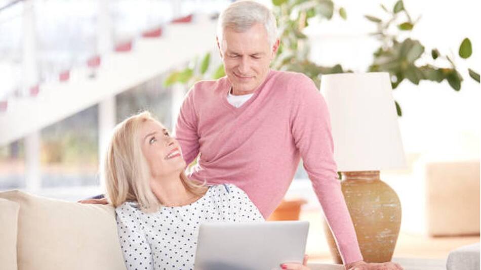 Ancianos usando computadoras