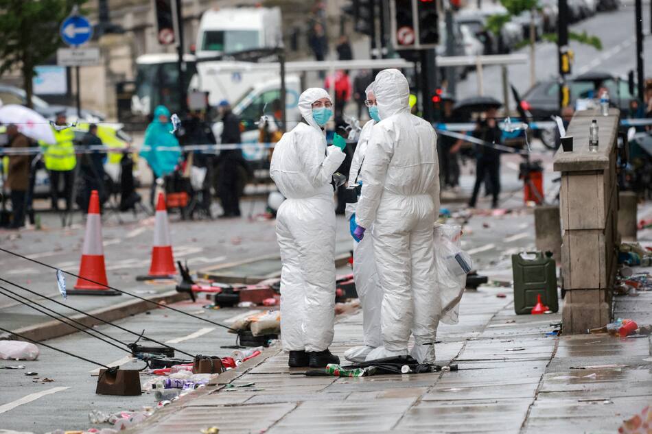Consecuencias del incidente del conductor que atropelló a los aficionados en el desfile de Liverpool. Foto: Reuters/Phil Noble.