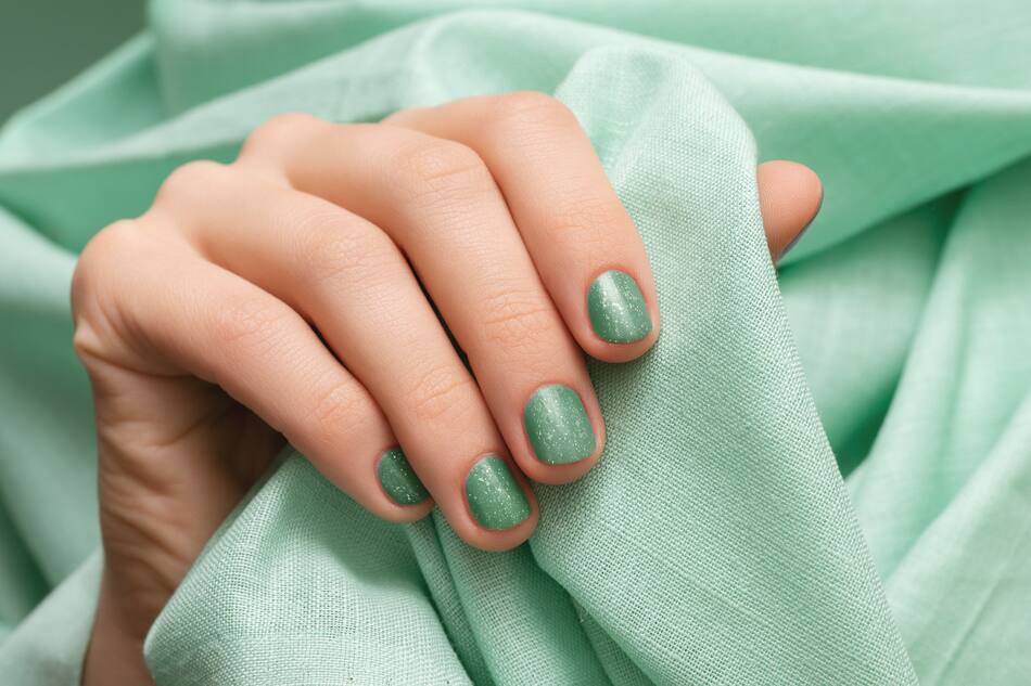Uñas, esmalte, manicura. Foto: Freepik.