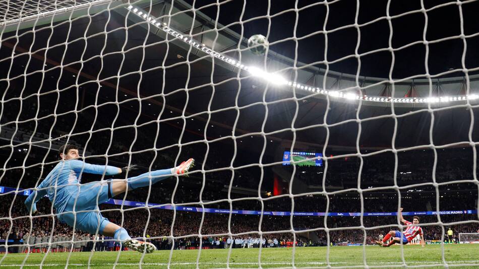 El polémico penal de Julián Álvarez. Foto: Reuters/Susana Vera
