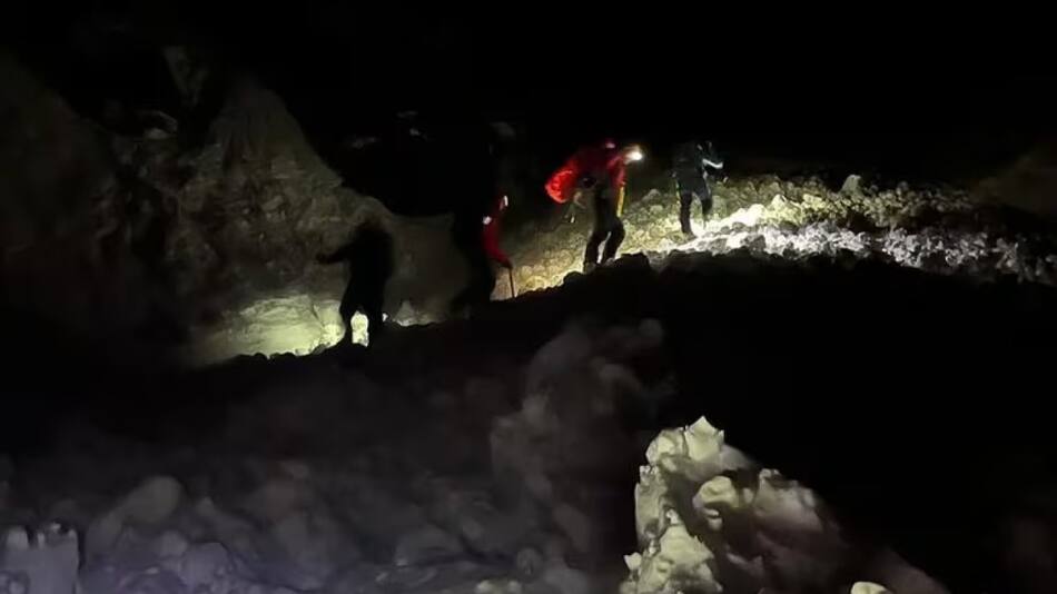 Los rescatistas buscan posibles víctimas de la Avalancha en Bariloche. Fuente: gentileza Club Andino Bariloche.