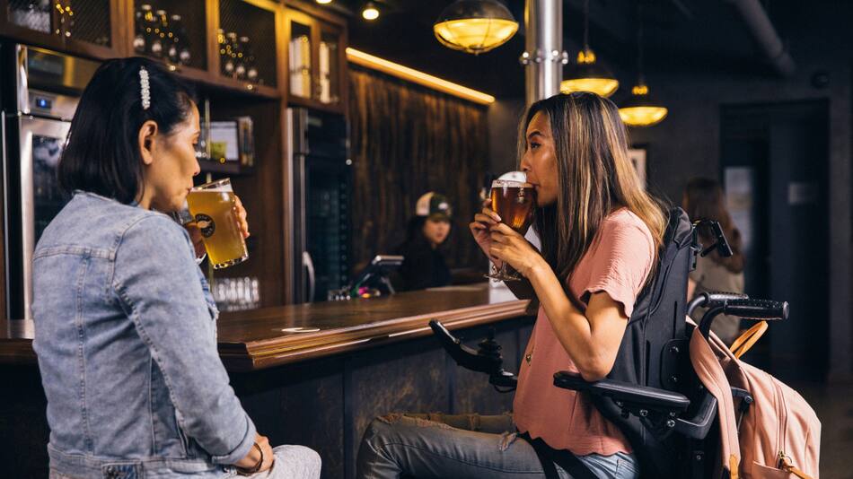 Bar con amigos. Foto Unsplash