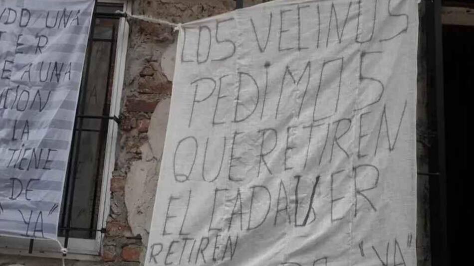 Cartel de vecinos que piden retirar cuerpo de hombre en Lomas de Zamora