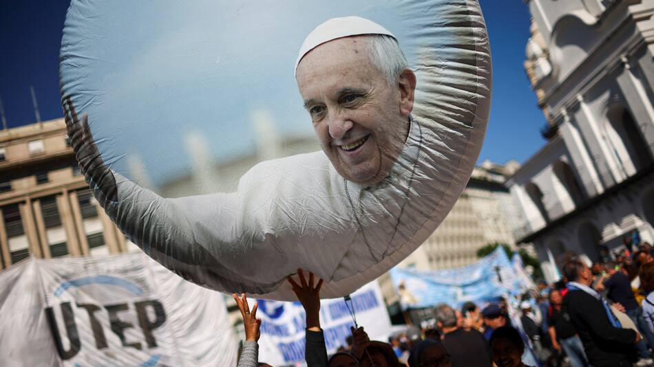 Foto: Caravana en honor al papa Francisco. REUTERS/Agustin Marcarian.