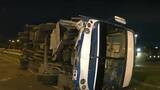Fuerte choque y vuelco en Acceso Oeste altura Morón: un camión embistió a un colectivo detenido en la banquina