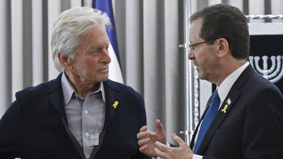 Michael Douglas junto a Isaac Herzog. Foto: EFE
