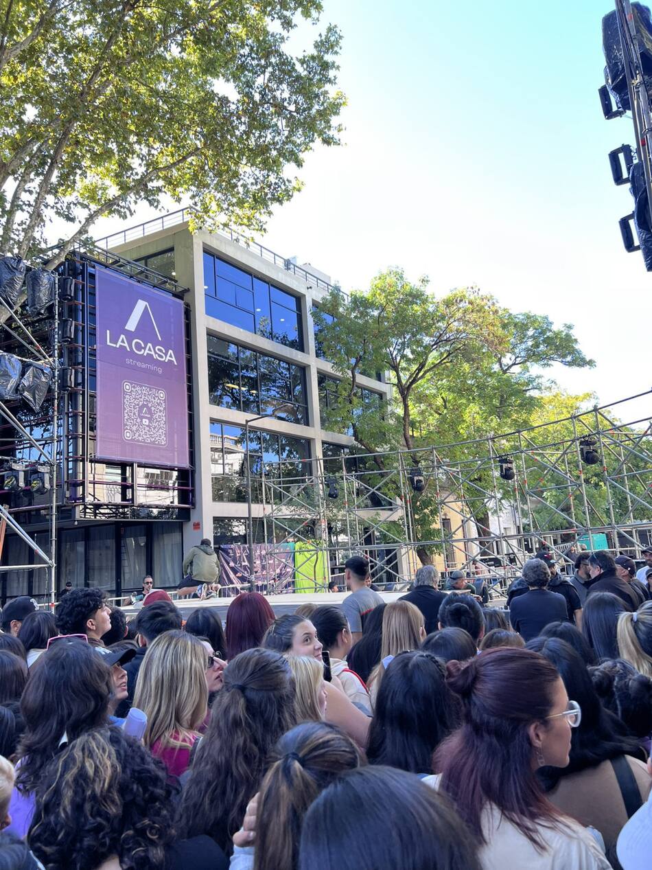 Acampe de fans de Tini Stoessel. Foto: X / @NipeLatino.