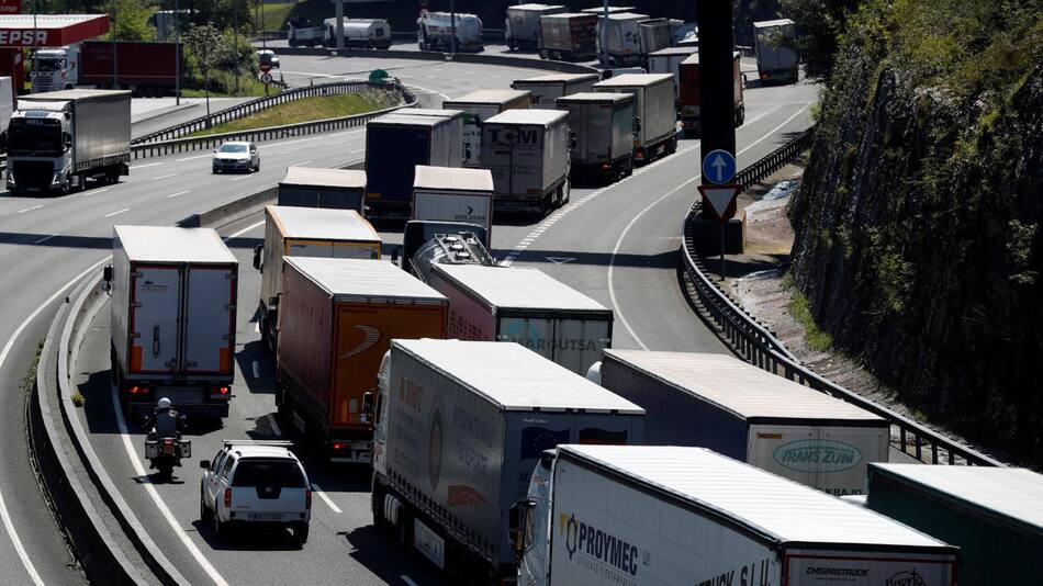 Vehículos pesados en una carretera del norte de España. Foto: EFE.