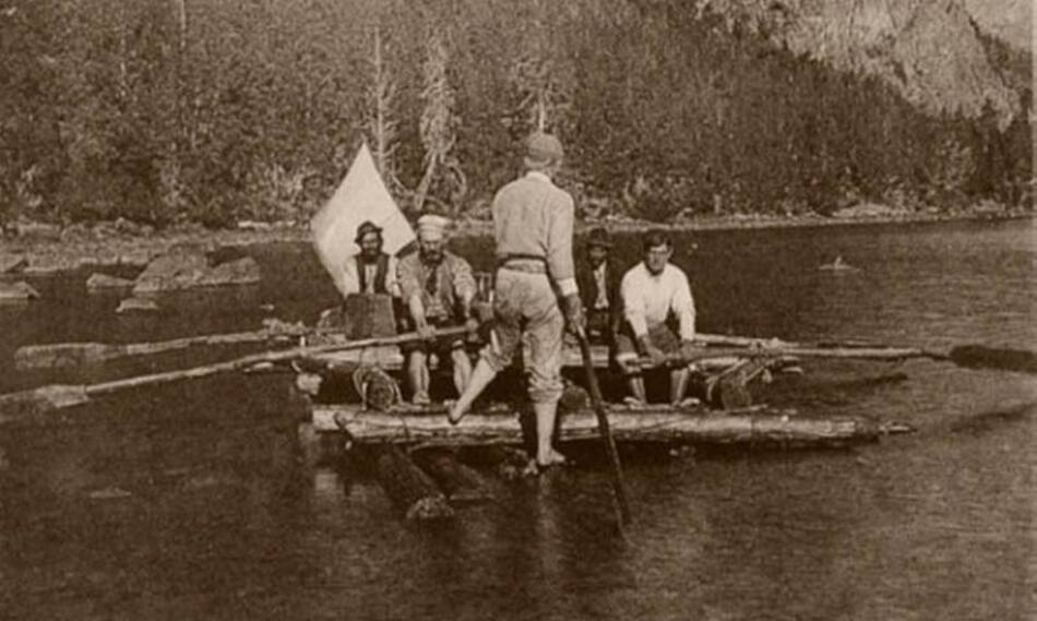 Navegando por el Lago Traful en 1896, a la izquierda Moreno manejando un remo