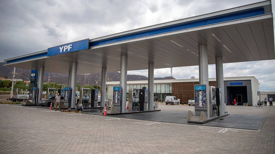 YPF baja sus precios a partir de este jueves. Foto: EFE.