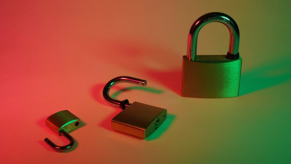 Para qué sirve el pequeño agujero que está en la parte inferior del candado. Foto: Unsplash.