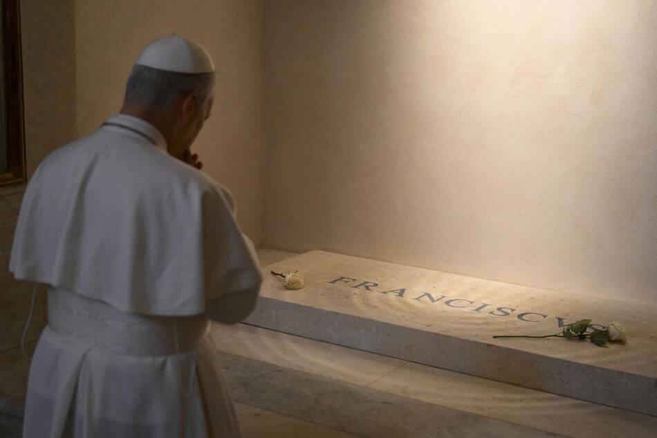 El papa León XIV en la tumba de Francisco. Foto: EFE