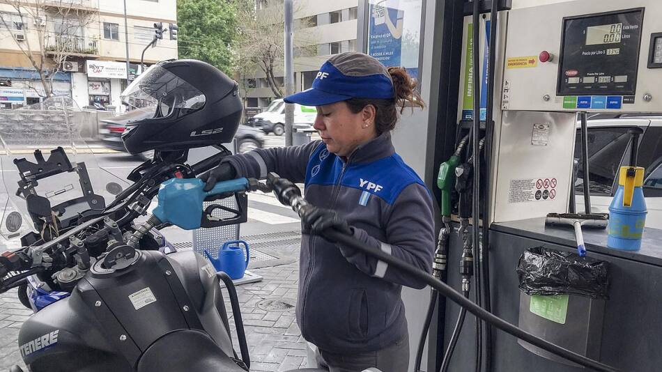 Carga de nafta, combustible en estación de servicio YPF.