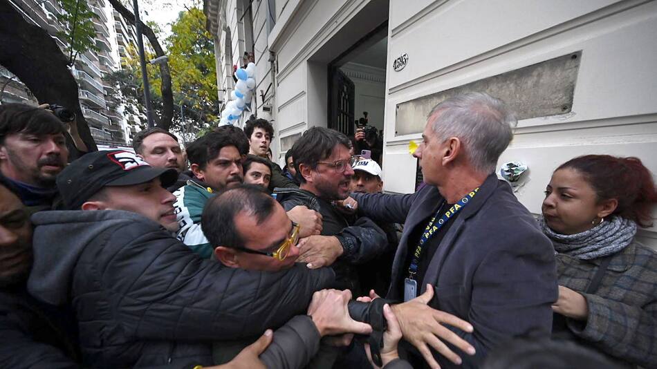 Juan Grabois detenido - Instituto Juan Domingo Perón. FOTO: JUAN FOGLIA/NA.