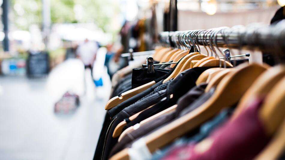 Feria de ropa. Foto: Unsplash.