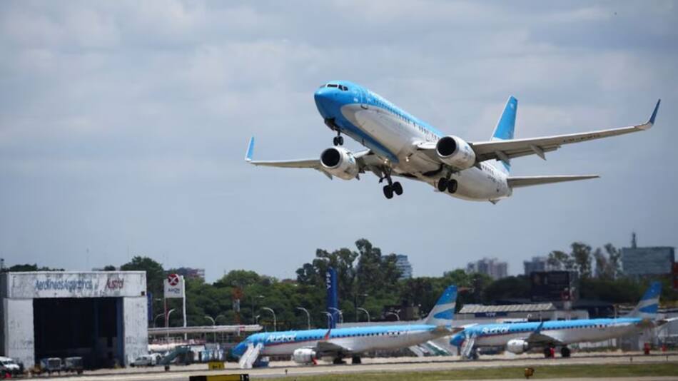 Avión de Aerolíneas Argentinas. Foto: Reuters/Agustin Marcarian