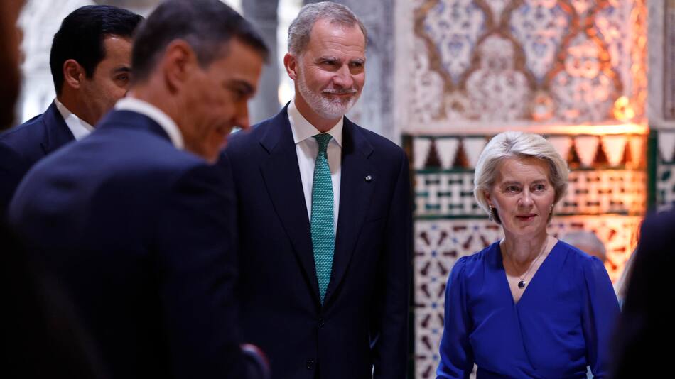 Ursula von der Leyen junto a Pedro Sánchez y el rey Felipe VI.