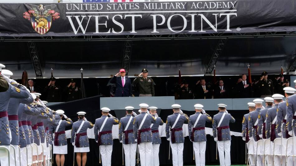 Donald Trump junto a militares de Estados Unidos. Foto: Reuters/Eduardo Muñoz