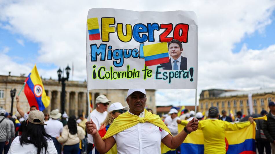 Colombia reza por la pronta recuperación de Miguel Uribe Turbay. Foto: Reuters/Luisa Gonzalez.