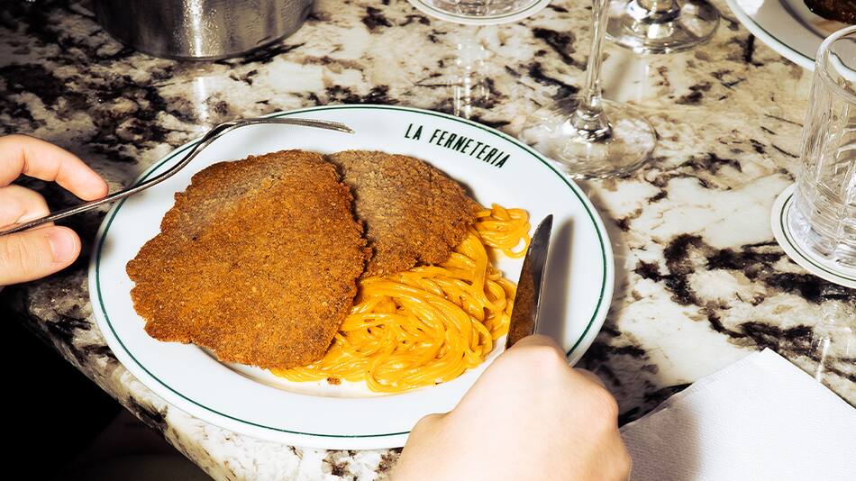 Milanesa con spaghetti, el plato más elegido de La Ferneteria.