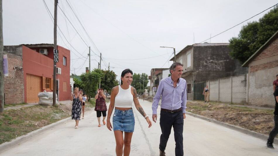 Mayra Mendoza y Gabriel Katopodis recorren obras de pavimentación.