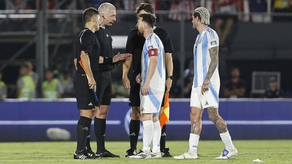 Reclamo de Messi a Daronco en el partido entre Paraguay y Argentina por Eliminatorias. Foto: EFE.