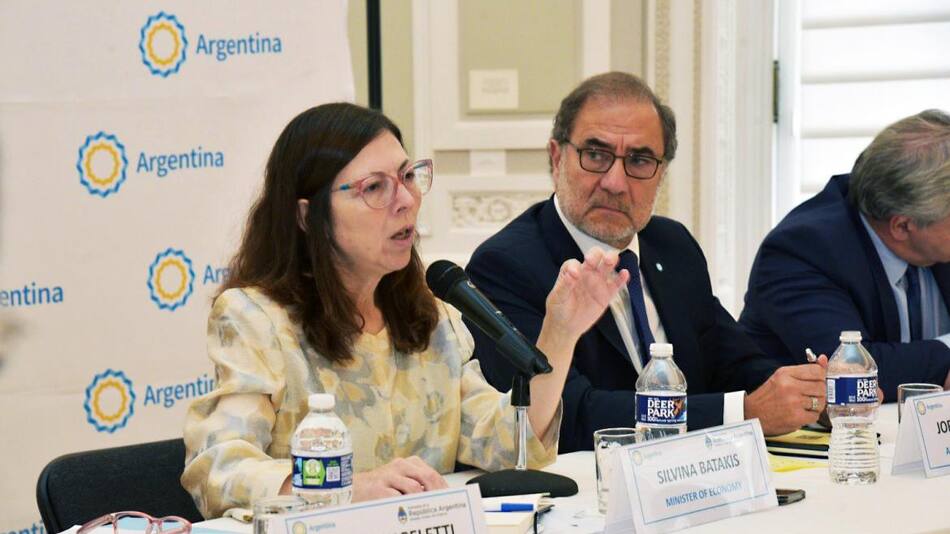 Silvina Batakis, ministra de economía junto a inversores. Foto: NA.