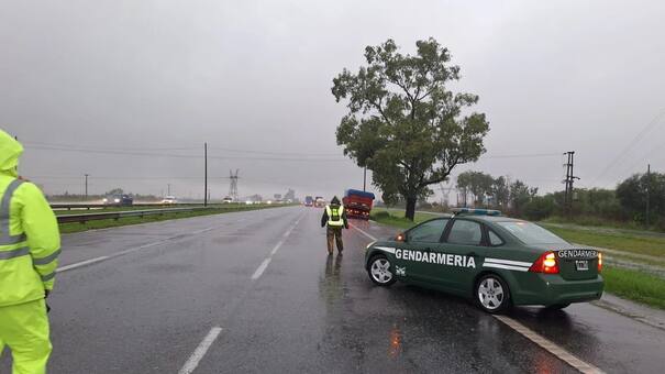 Lluvia e inundaciones en Buenos Aires: cortaron el Puente Zárate Brazo Largo para disminuir el tránsito en Ruta 9