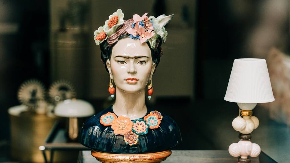 Objetos con la figura de Frida Kahlo. Foto: Unsplash.