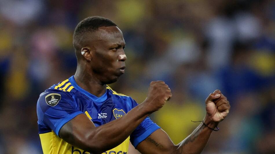 Luis Advíncula consiguió la doble nacionalidad. Foto: Reuters.