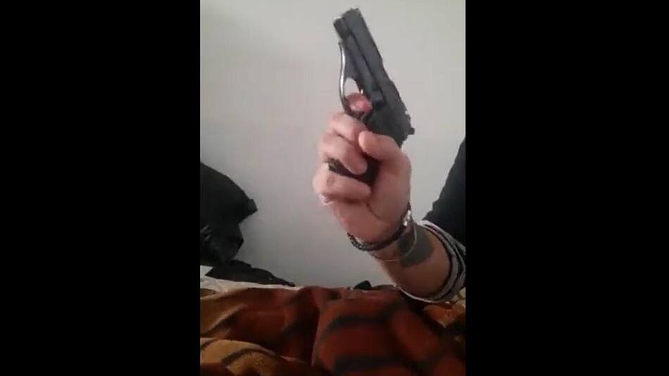 Sabag Montiel manejando el arma del atentado. Foto: captura de video.
