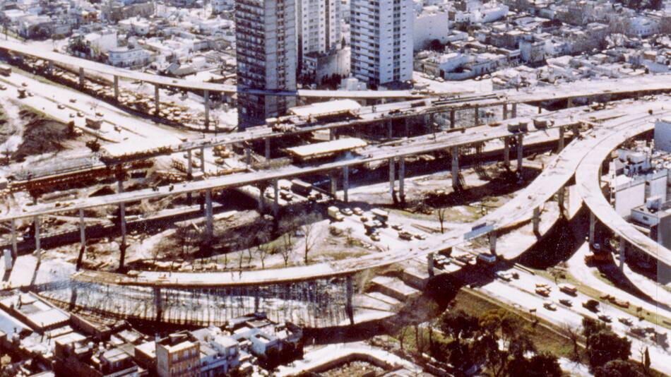 Se abrieron 8 frentes de construcción, por lo que se utilizaron 32 cimbras autoportantes. Esto daba un ritmo de construcción de aproximadamente 50 metros diarios de viaducto