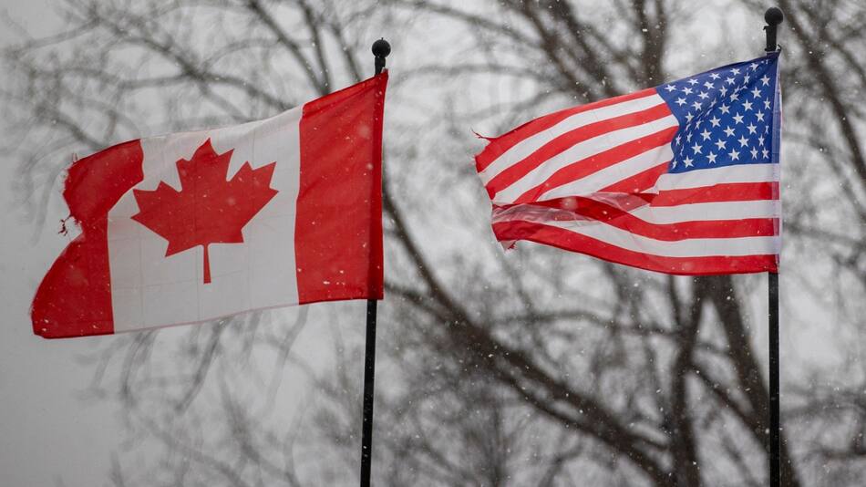 Banderas de Canadá y Estados Unidos. Foto: Reuters/Carlos Osorio