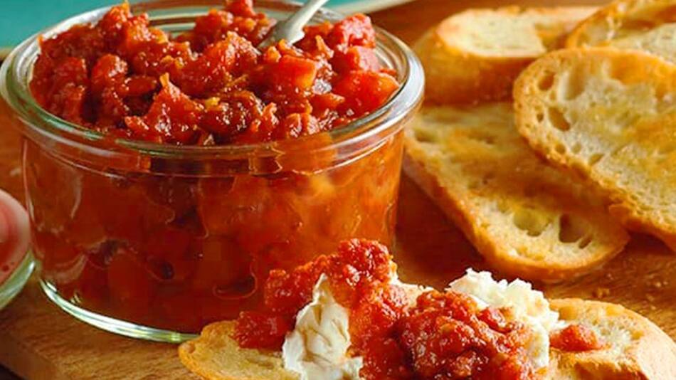 Pure de tomate, tomate enlatado.