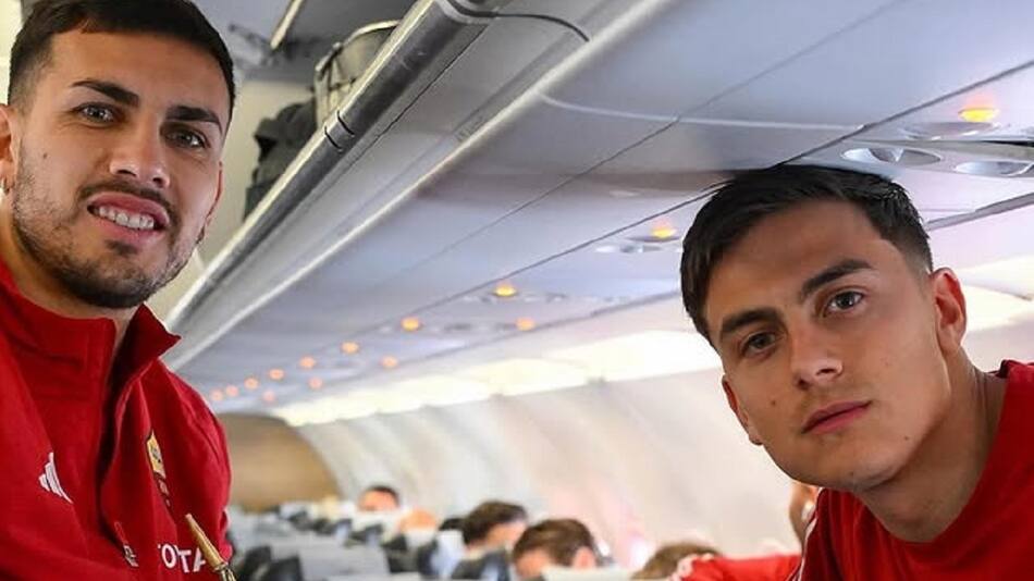 Leandro Paredes junto a Paulo Dybala