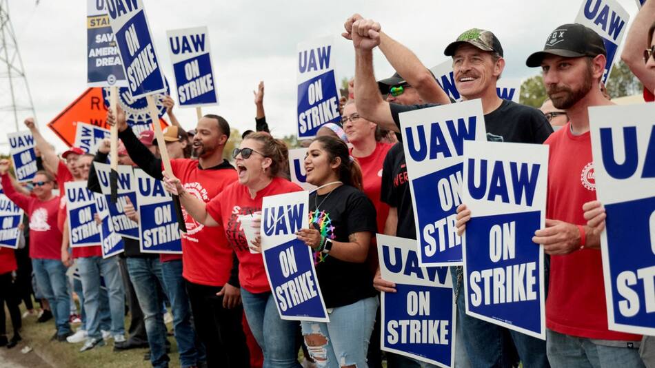 Los trabajadores festejaron el levantamiento de la huelga en Estados Unidos. Foto: Reuters.