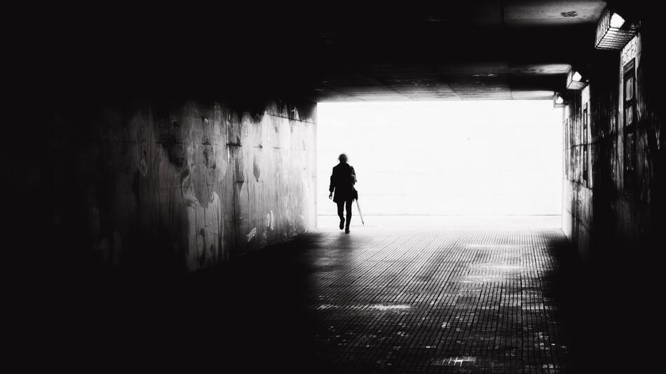 La oscuridad, el cese del dolor, la salida a la luz y luego una sensación de paz son algunos de los elementos que durante años han conformado en el imaginario común la idea de qué sucede cuando uno fallece. Foto Unsplash.