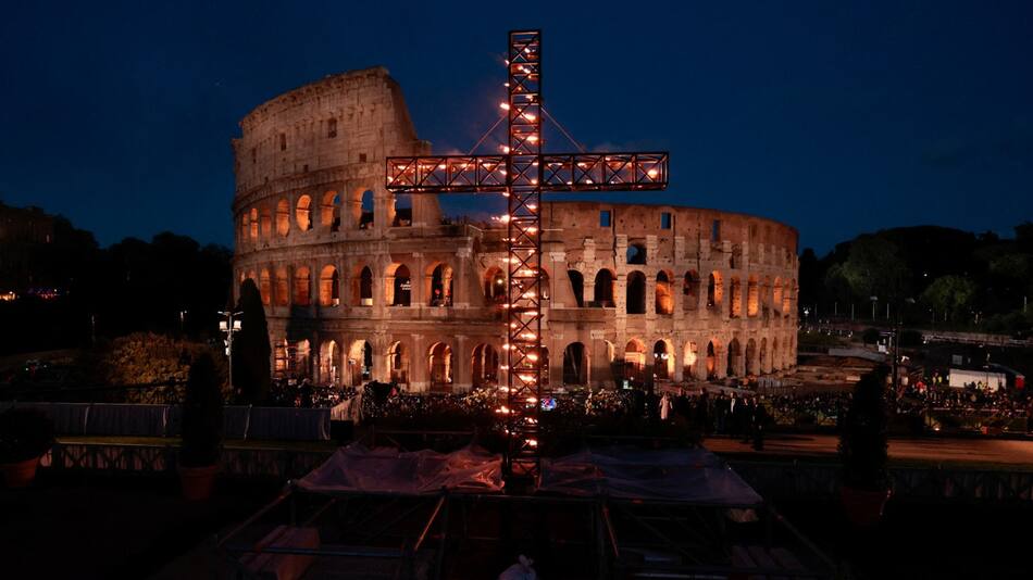 Vía Crucis en Roma. Foto: Reuters/Remo Casilli