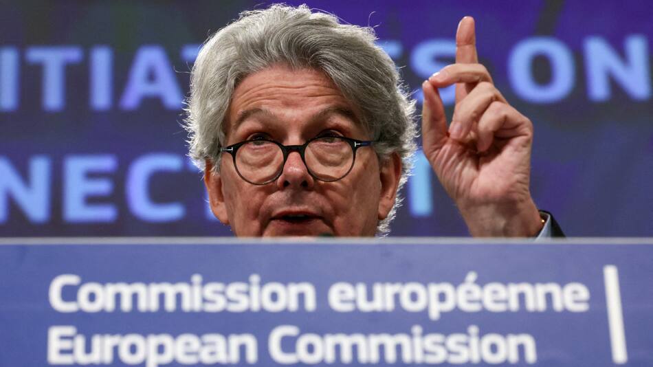 Comisario Europeo de Mercado Interior e Industria Thierry Breton habla en una conferencia de prensa en Bruselas . Reuters