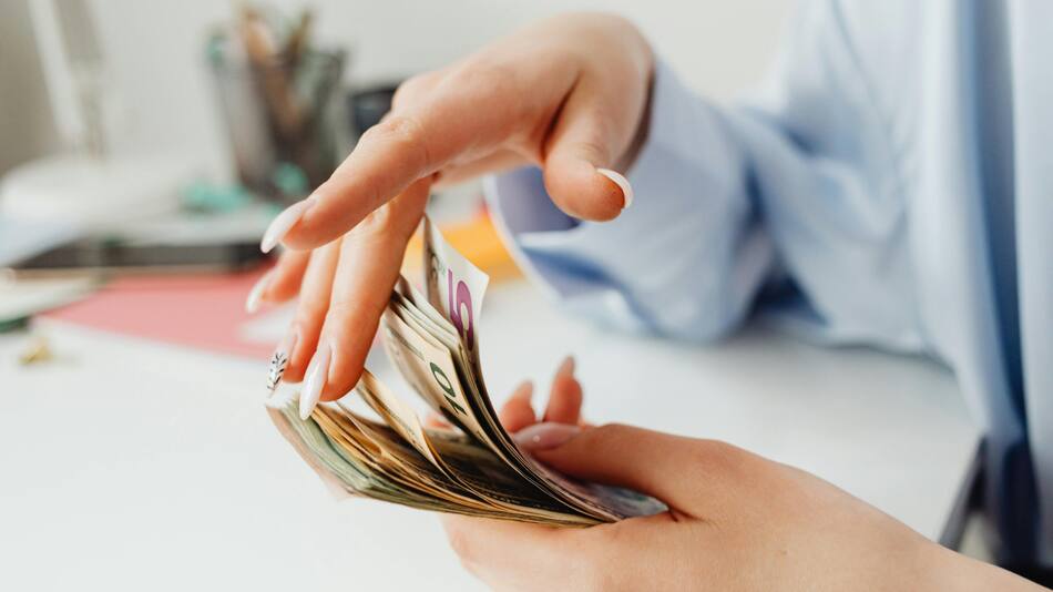 Dinero, billetes. Foto: Pexels.